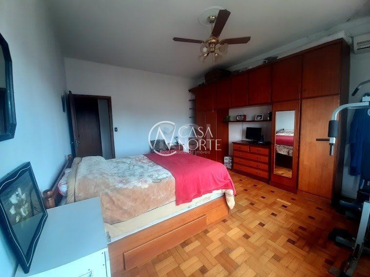 Casa à venda com 3 quartos, 243m², 5 vagas, Rua Eurico Lara no bairro Medianeira em Porto Alegre