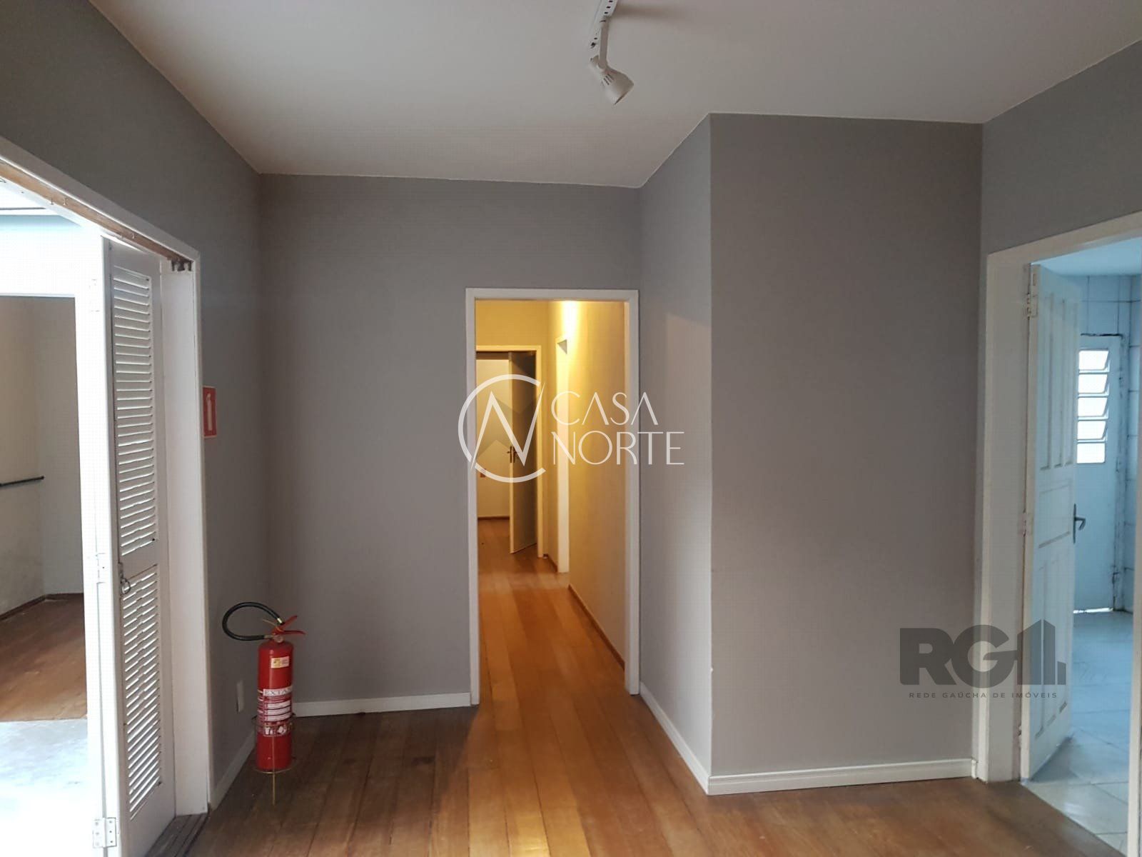 Casa Comercial à venda , 254m², 2 vagas, Rua Oscar Schneider no bairro Medianeira em Porto Alegre