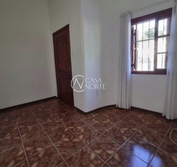 Casa à venda com 2 quartos, 47m², 2 vagas, Rua Fagundes Varela no bairro Santo Antônio em Porto Alegre