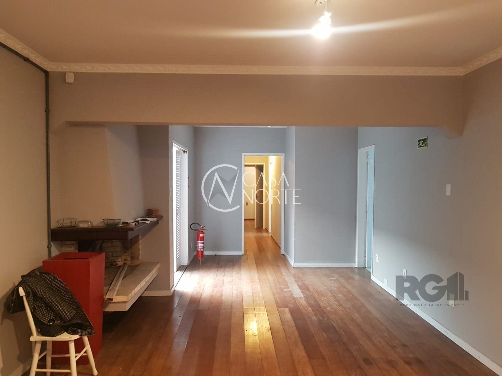 Casa Comercial à venda , 254m², 2 vagas, Rua Oscar Schneider no bairro Medianeira em Porto Alegre