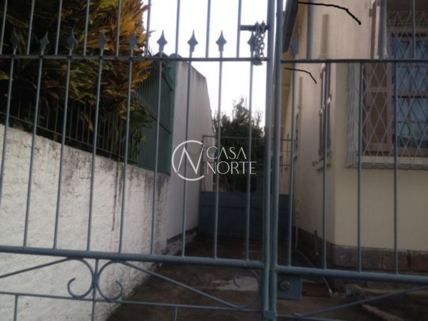 Casa à venda com 3 quartos, 80m², 6 vagas, Rua Ponche Verde no bairro Medianeira em Porto Alegre