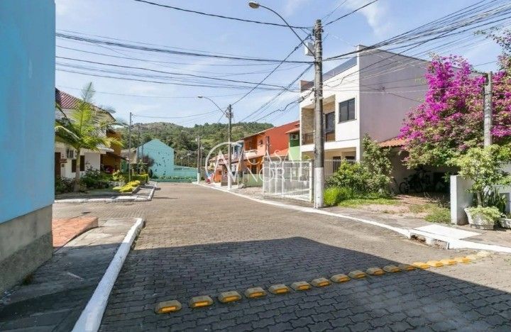 Casa de Condomínio à venda com 3 quartos, 69m², 1 suíte, 2 vagas, Rua Alcebíades Ribeiro no bairro Aberta dos Morros em Porto Alegre