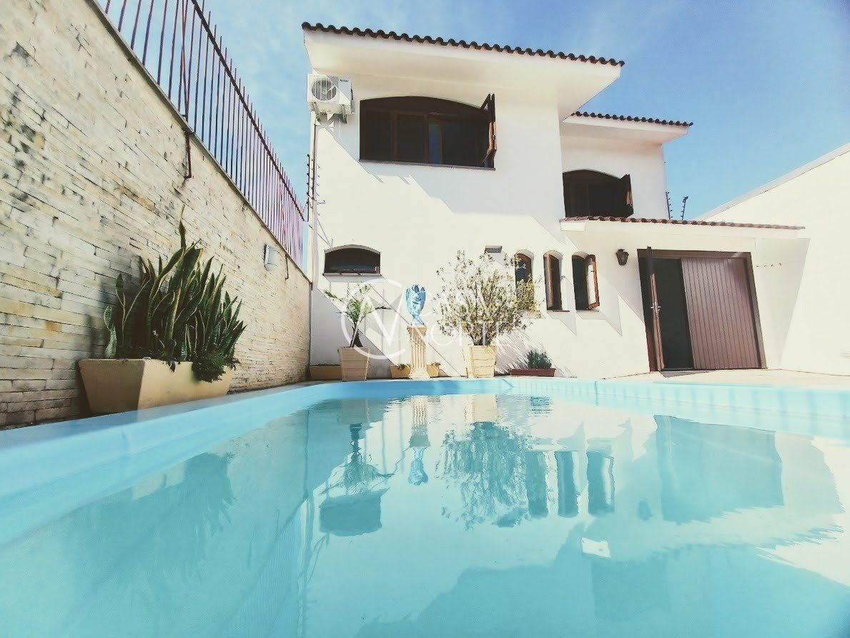 Casa à venda com 5 quartos, 315m², 1 suíte, 6 vagas, Rua Vicente da Fontoura no bairro Santana em Porto Alegre