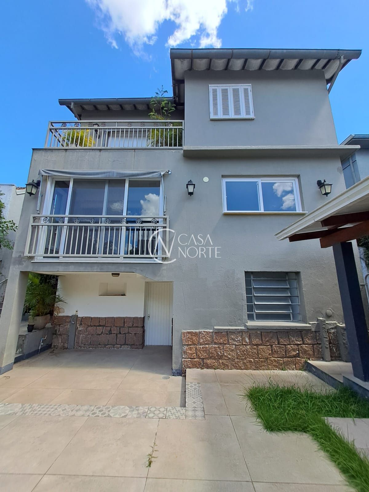 Casa à venda com 3 quartos, 220m², 1 suíte, 3 vagas, Rua Eudoro Berlink no bairro Auxiliadora em Porto Alegre