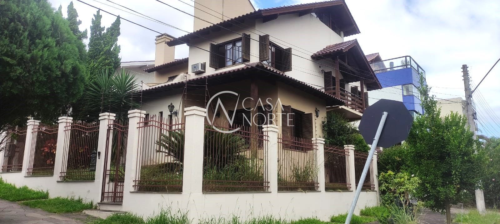 Casa à venda com 4 quartos, 338m², 3 suítes, 2 vagas, Rua Dona Adda Mascarenhas de Moraes no bairro Jardim Itu em Porto Alegre
