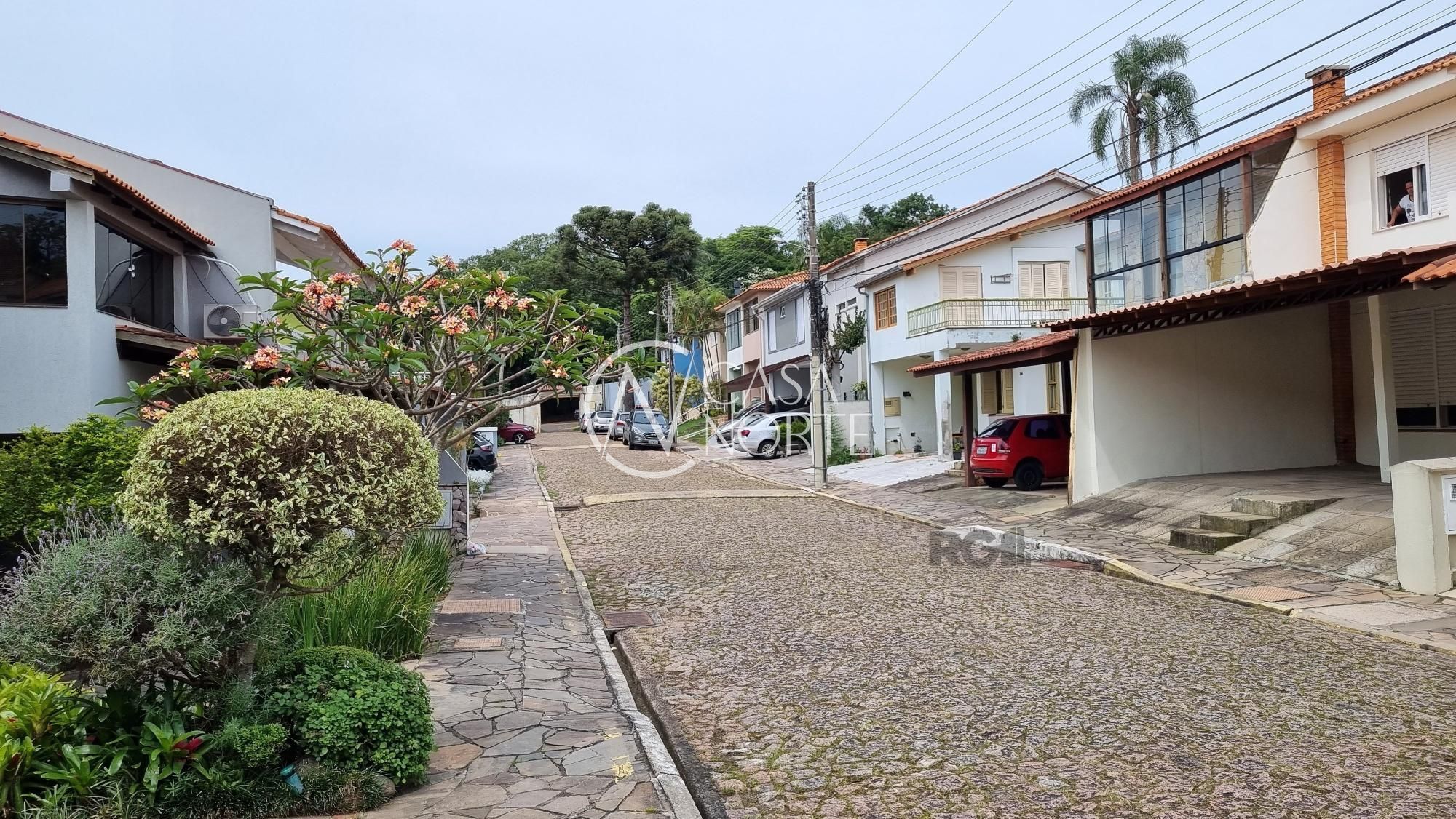 Casa de Condomínio à venda com 3 quartos, 120m², 1 suíte, 3 vagas, Rua Martim Afonso no bairro Santo Antônio em Porto Alegre