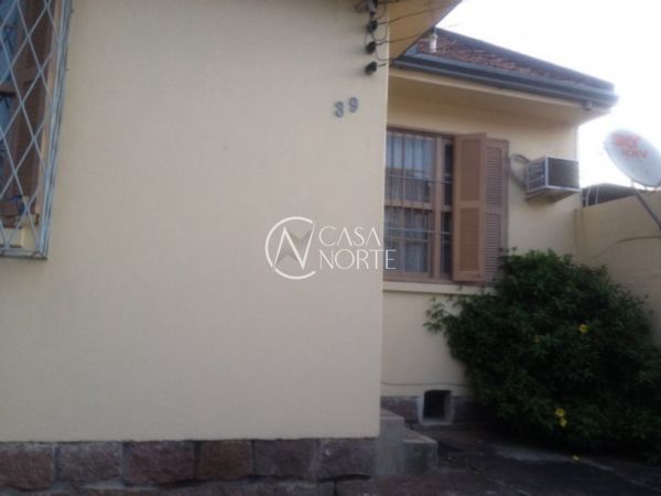 Casa à venda com 3 quartos, 80m², 6 vagas, Rua Ponche Verde no bairro Medianeira em Porto Alegre