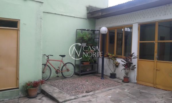 Casa à venda com 4 quartos, 243m², 2 vagas, Rua São Francisco no bairro Santana em Porto Alegre