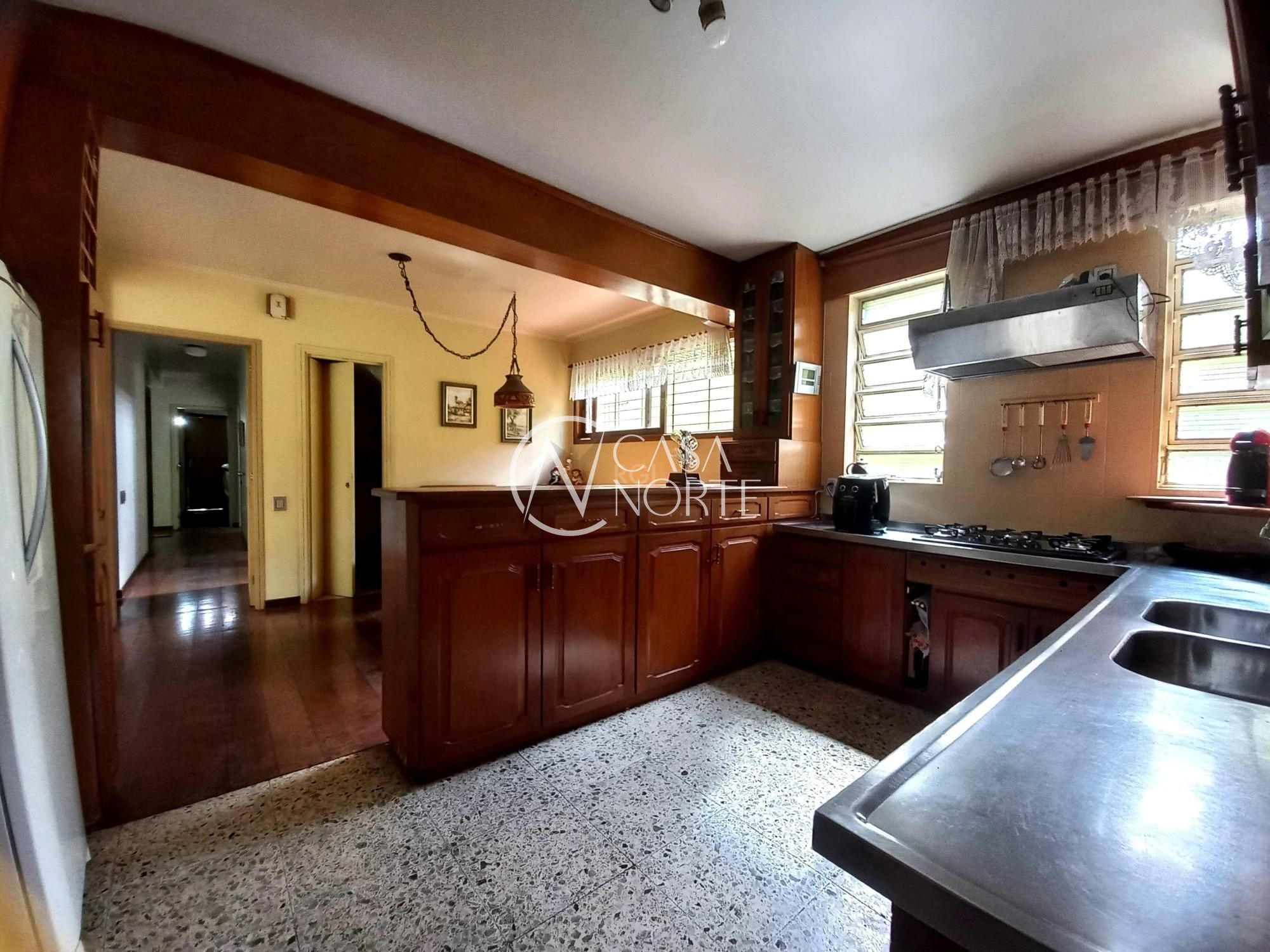 Casa à venda com 4 quartos, 300m², 1 suíte, 2 vagas, Rua Veador Porto no bairro Santana em Porto Alegre