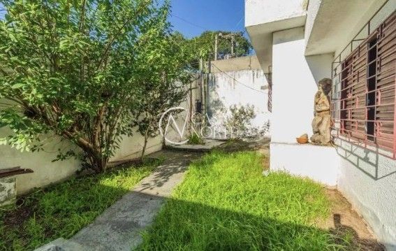 Casa à venda com 3 quartos, 308m², 1 suíte, 2 vagas, Rua Coronel Tisiano F. de Leoni no bairro Coronel Aparício Borges em Porto Alegre