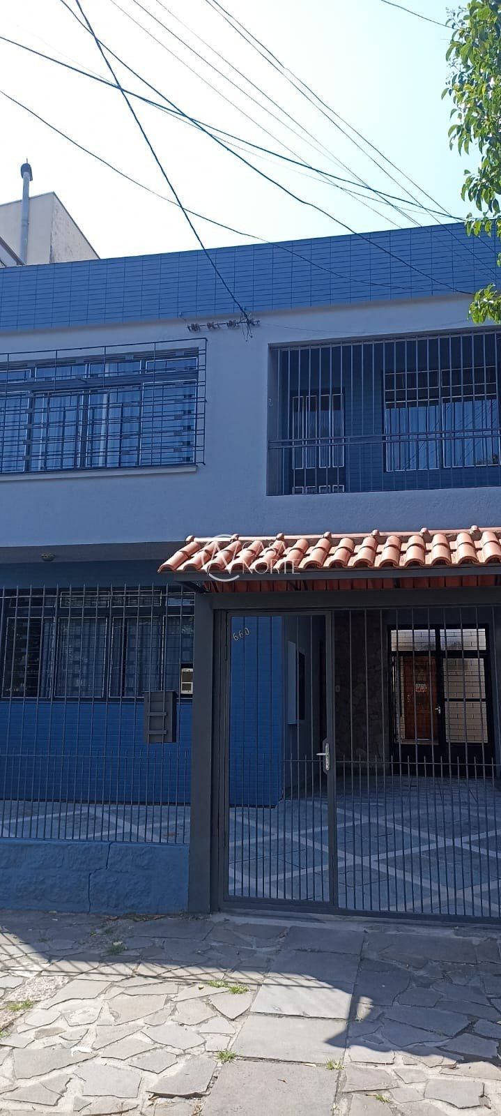 Casa à venda com 6 quartos, 400m², 2 suítes, 3 vagas, Rua Monsenhor Veras no bairro Santana em Porto Alegre