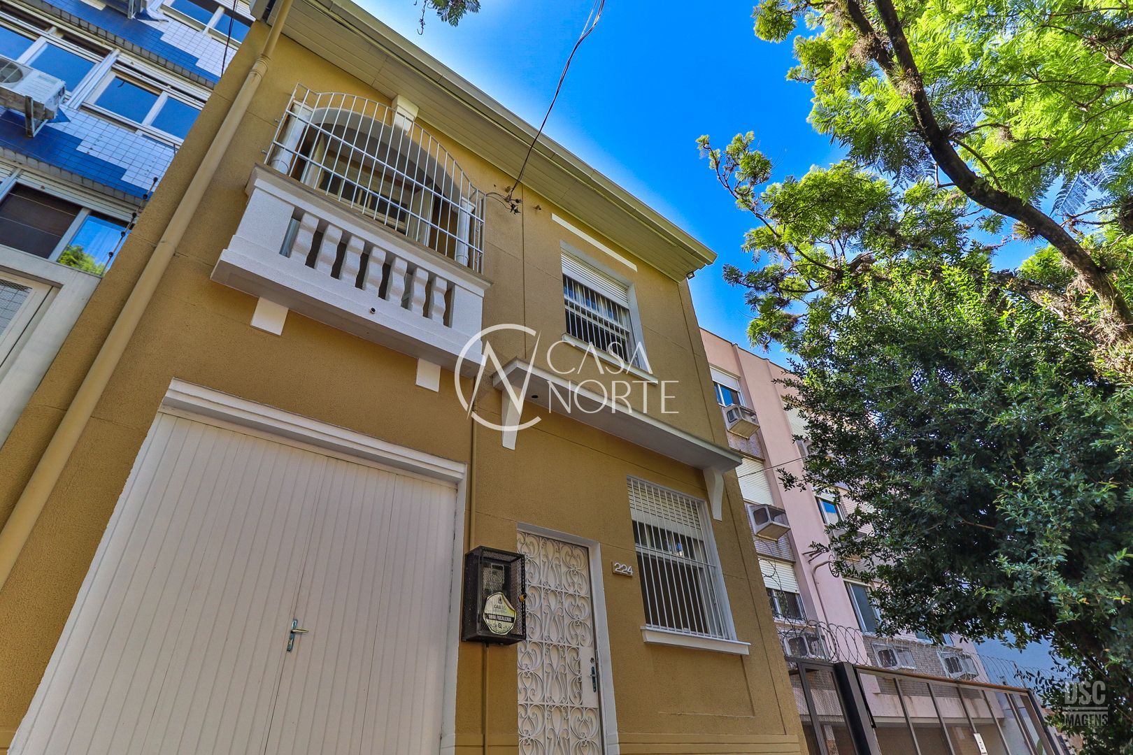 Casa à venda com 3 quartos, 232m², 1 vaga, Rua Felipe Camarão no bairro Rio Branco em Porto Alegre