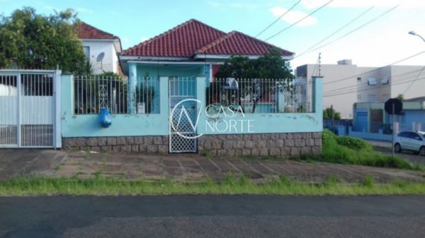 Casa à venda com 3 quartos, 115m², 3 vagas, Rua Saudavel no bairro Medianeira em Porto Alegre