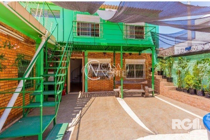 Casa à venda com 3 quartos, 250m², 1 suíte, 3 vagas, Avenida Assis Brasil no bairro Passo da Areia em Porto Alegre