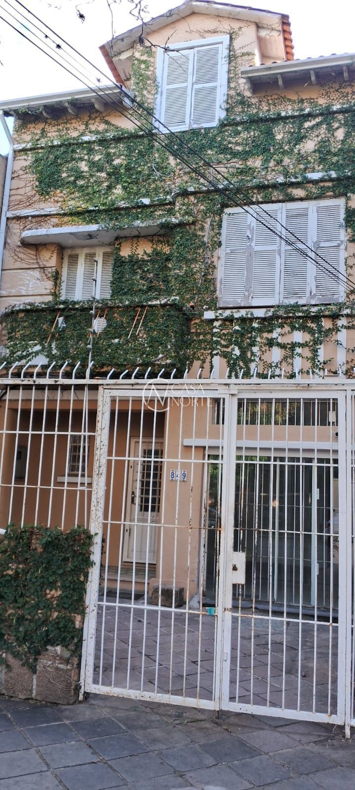 Casa Comercial à venda com 3 quartos, 400m², 2 vagas, Rua Miguel Tostes no bairro Rio Branco em Porto Alegre