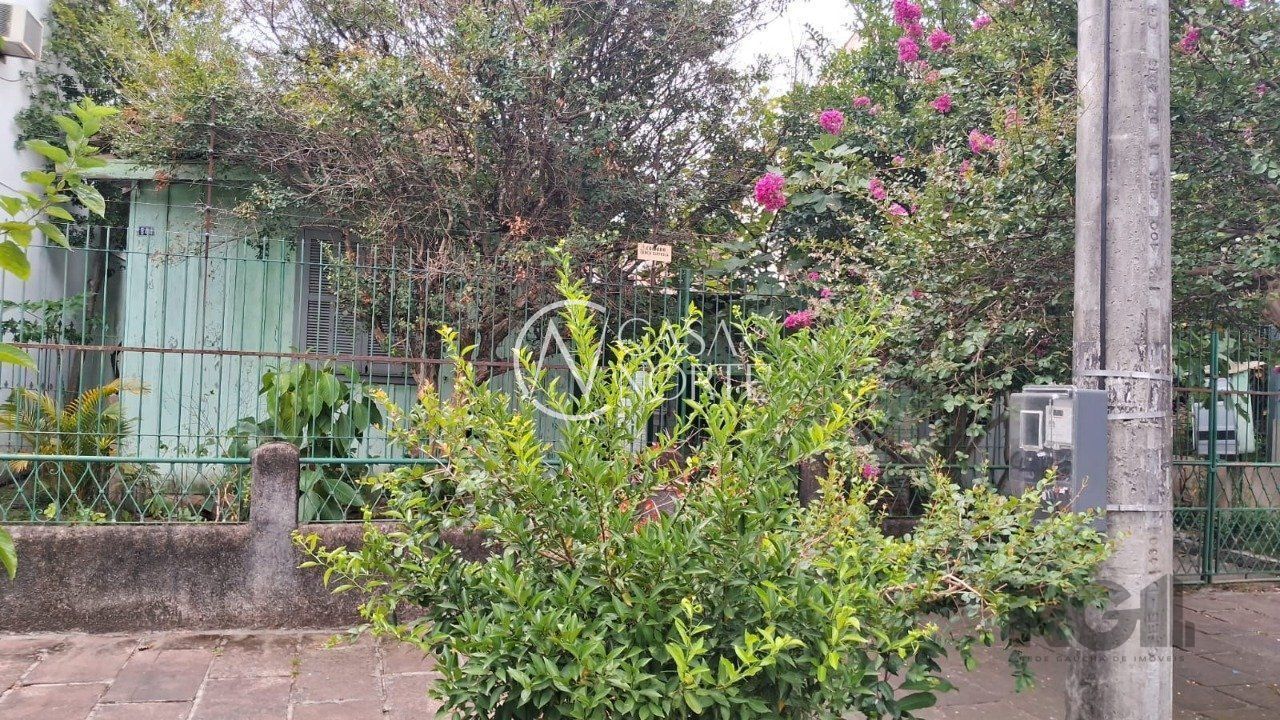 Terreno à venda  com 305m², Rua Veríssimo Rosa no bairro Partenon em Porto Alegre