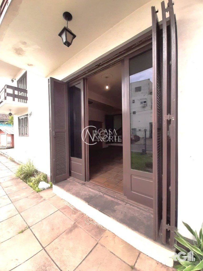 Casa à venda com 4 quartos, 743m², 1 suíte, 10 vagas, Rua Irmã Ambrósio no bairro Jardim Carvalho em Porto Alegre