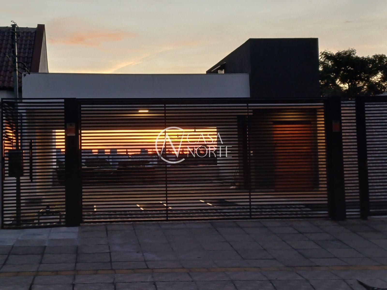 Casa à venda com 3 quartos, 225m², 1 suíte, 2 vagas, Rua Tomaz Edison no bairro Santo Antônio em Porto Alegre