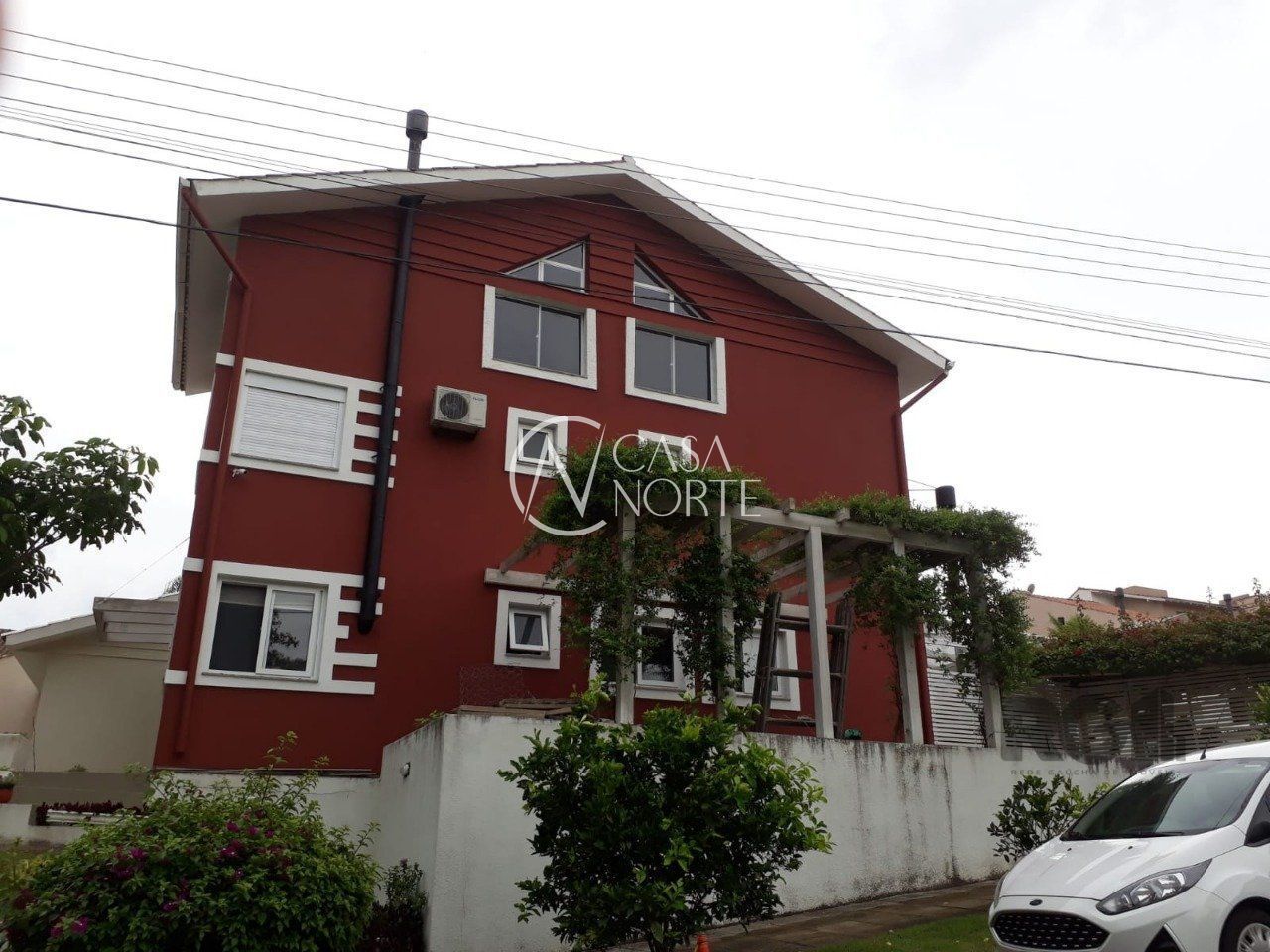 Sobrado à venda com 3 quartos, 210m², 1 suíte, 2 vagas, Rua Walter Emílio Schneider no bairro Lomba do Pinheiro em Porto Alegre