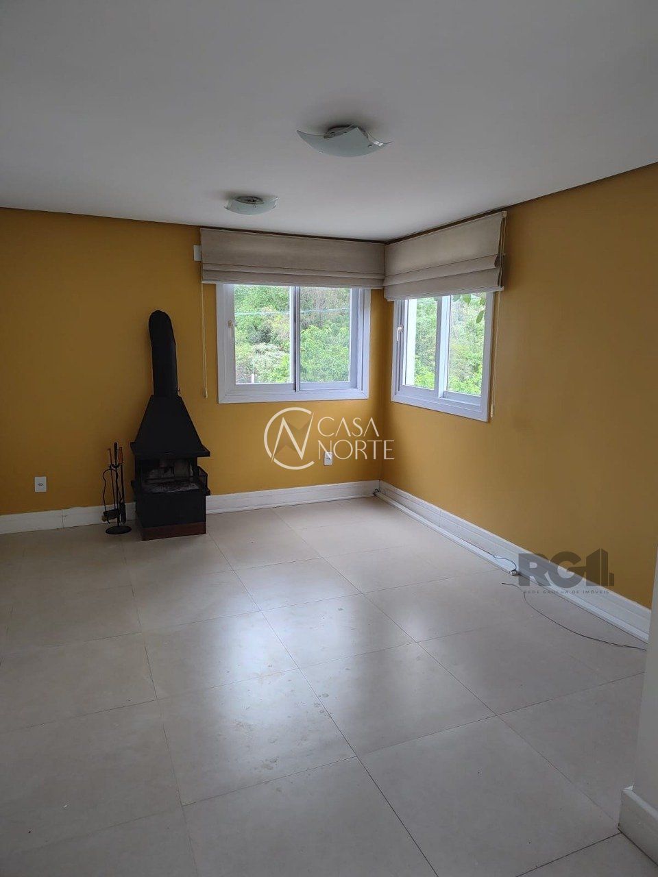 Sobrado à venda com 3 quartos, 210m², 1 suíte, 2 vagas, Rua Walter Emílio Schneider no bairro Lomba do Pinheiro em Porto Alegre