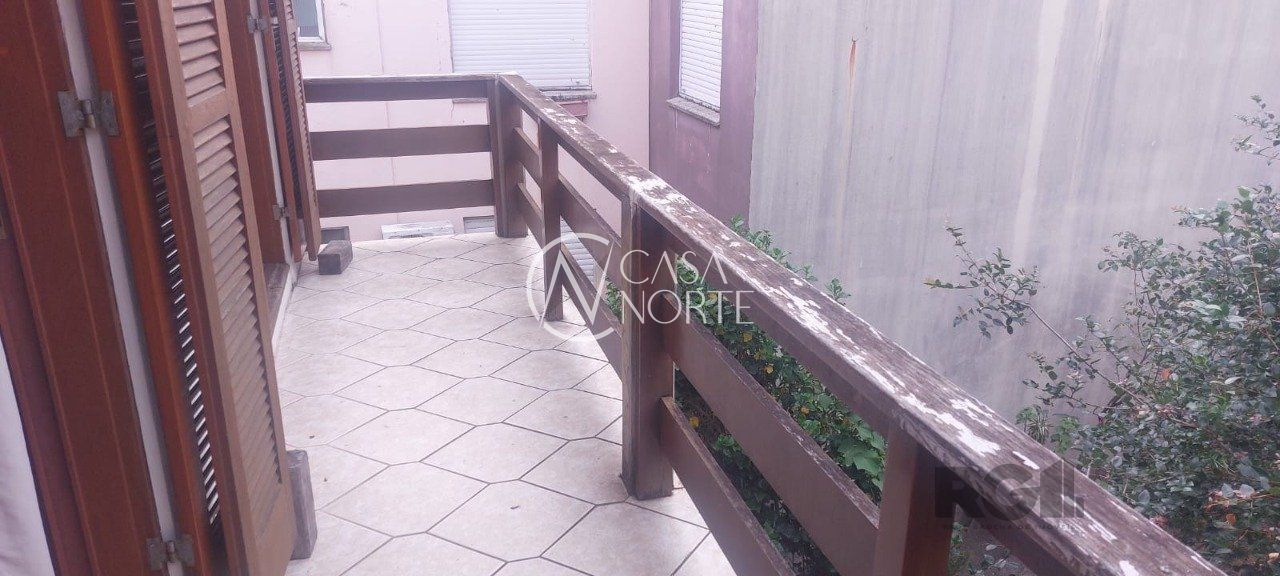 Casa à venda com 3 quartos, 300m², 1 suíte, 4 vagas, Rua Doutor Dias da Cruz no bairro Medianeira em Porto Alegre