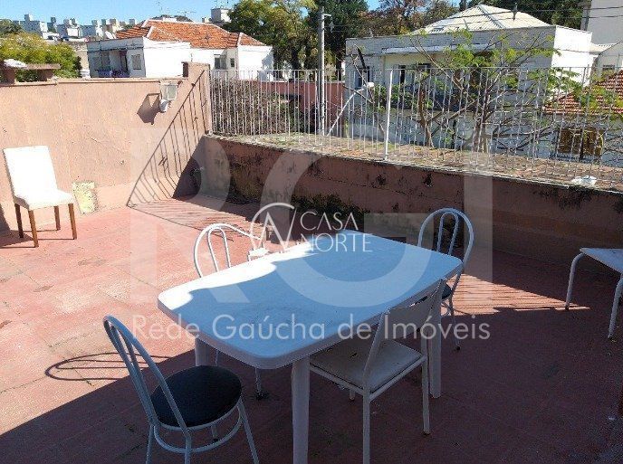 Casa à venda com 4 quartos, 301m², 1 suíte, 4 vagas, Rua Doutor Voltaire Pires no bairro Santo Antônio em Porto Alegre