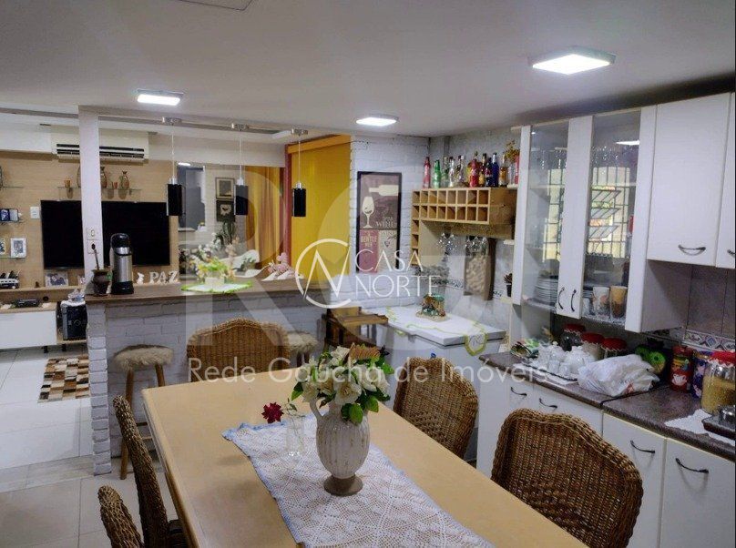 Casa à venda com 3 quartos, 191m², 2 suítes, 2 vagas, Avenida Maceio no bairro Medianeira em Porto Alegre