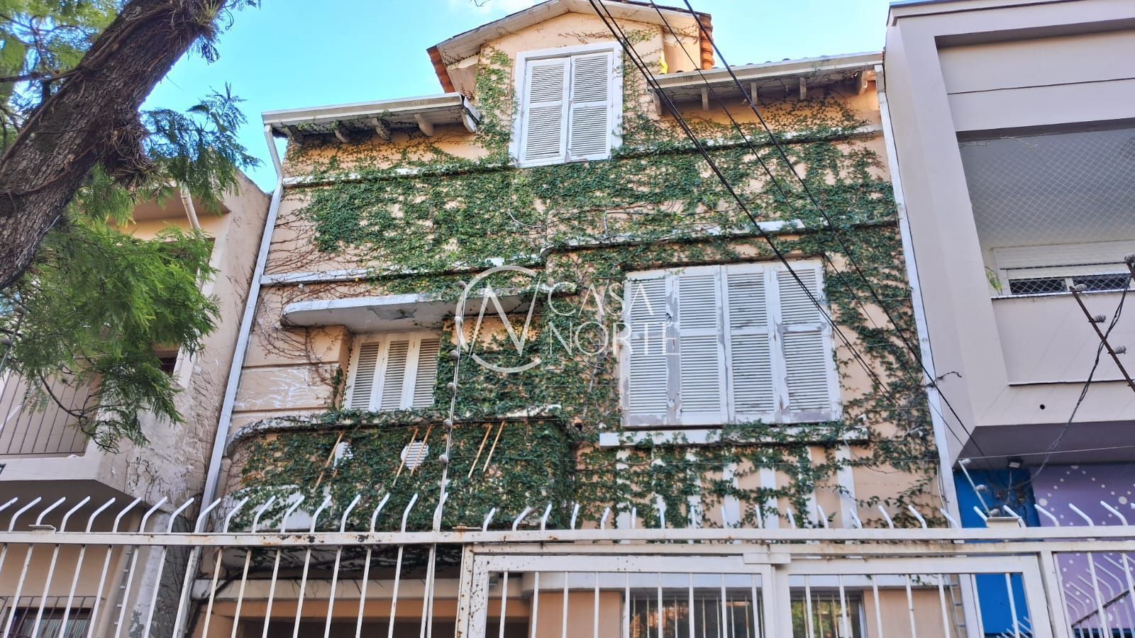 Casa Comercial à venda com 3 quartos, 400m², 2 vagas, Rua Miguel Tostes no bairro Rio Branco em Porto Alegre