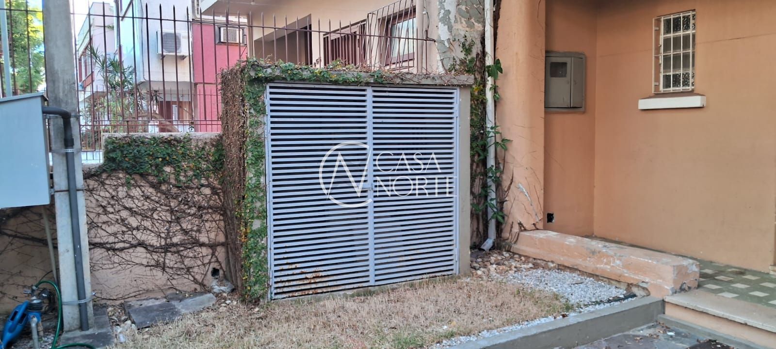 Casa Comercial à venda com 3 quartos, 400m², 2 vagas, Rua Miguel Tostes no bairro Rio Branco em Porto Alegre