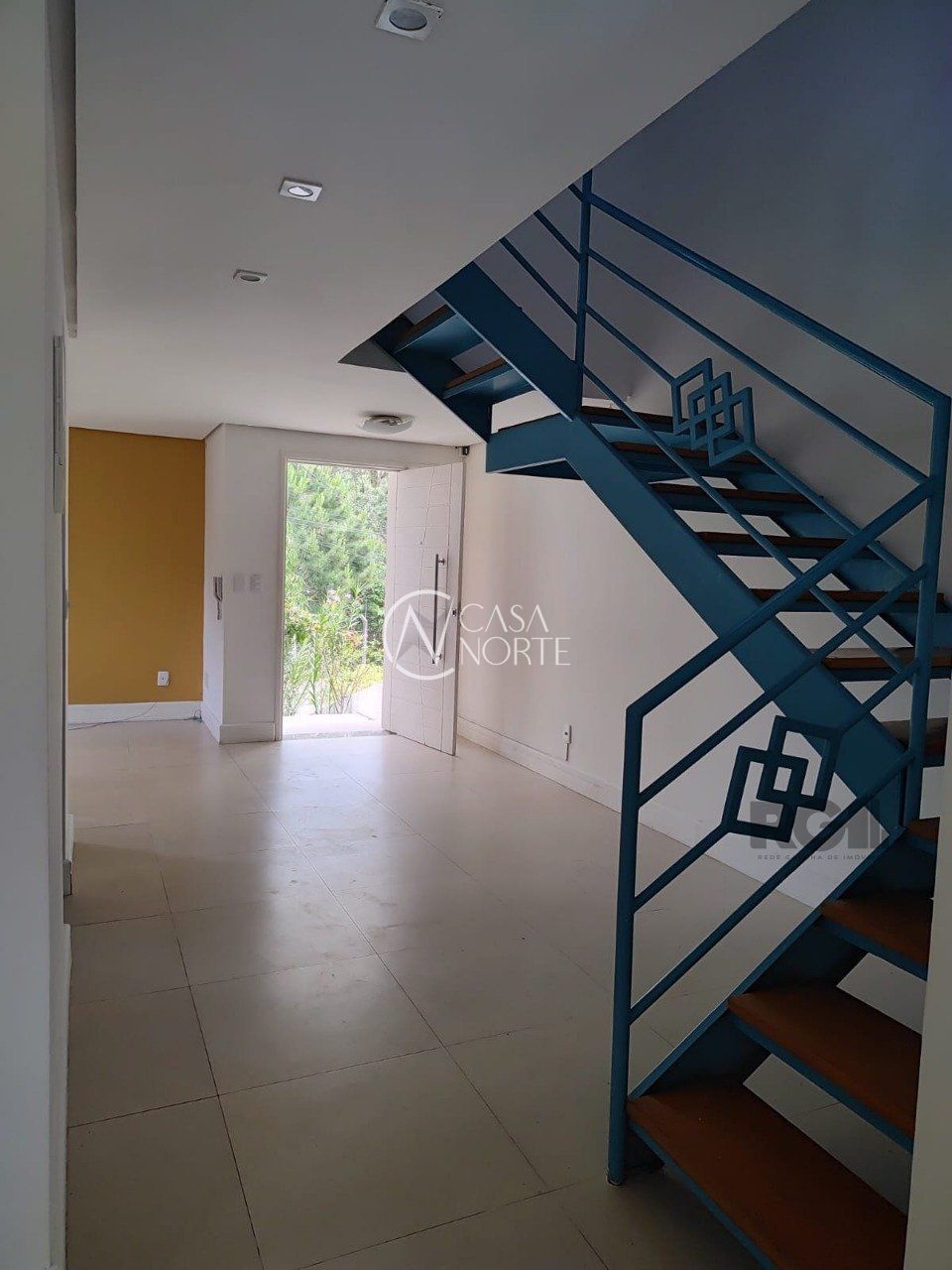 Sobrado à venda com 3 quartos, 210m², 1 suíte, 2 vagas, Rua Walter Emílio Schneider no bairro Lomba do Pinheiro em Porto Alegre