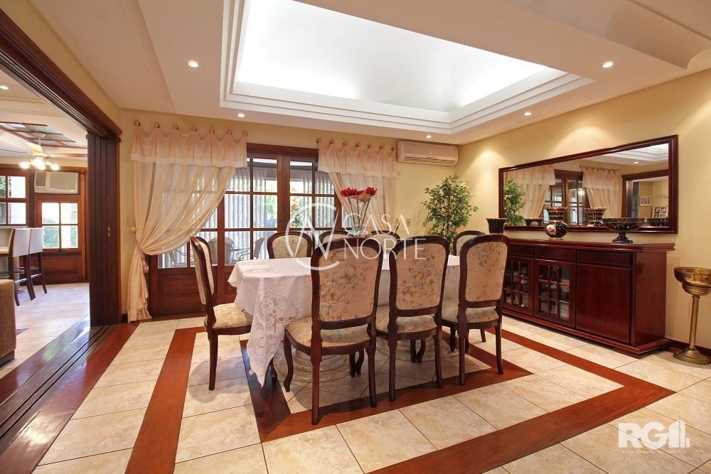 Casa à venda com 4 quartos, 381m², 1 suíte, 4 vagas, Rua Doutor Barbosa Gonçalves no bairro Chácara das Pedras em Porto Alegre