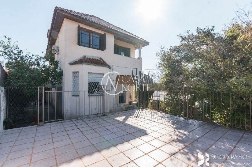 Casa à venda com 4 quartos, 190m², 1 suíte, 2 vagas, Rua Tobias Barreto no bairro Partenon em Porto Alegre