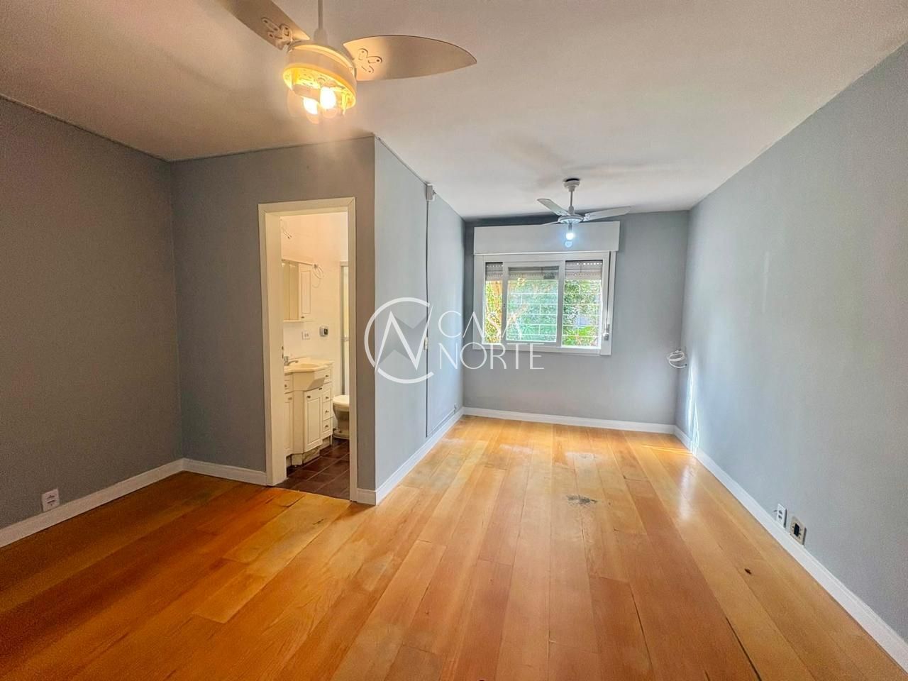 Apartamento à venda com 1 quarto, 30m², 1 vaga, Rua Domingos Crescêncio no bairro Santana em Porto Alegre