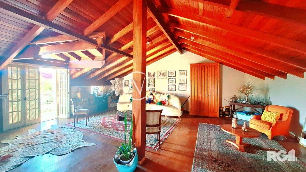 Casa à venda com 3 quartos, 250m², 2 suítes, 3 vagas, Rua Luiz João Pirotti no bairro Ipanema em Porto Alegre