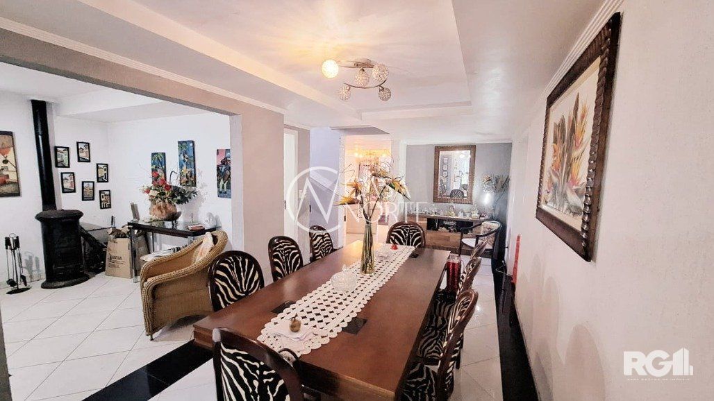 Casa à venda com 3 quartos, 250m², 2 suítes, 3 vagas, Rua Luiz João Pirotti no bairro Ipanema em Porto Alegre