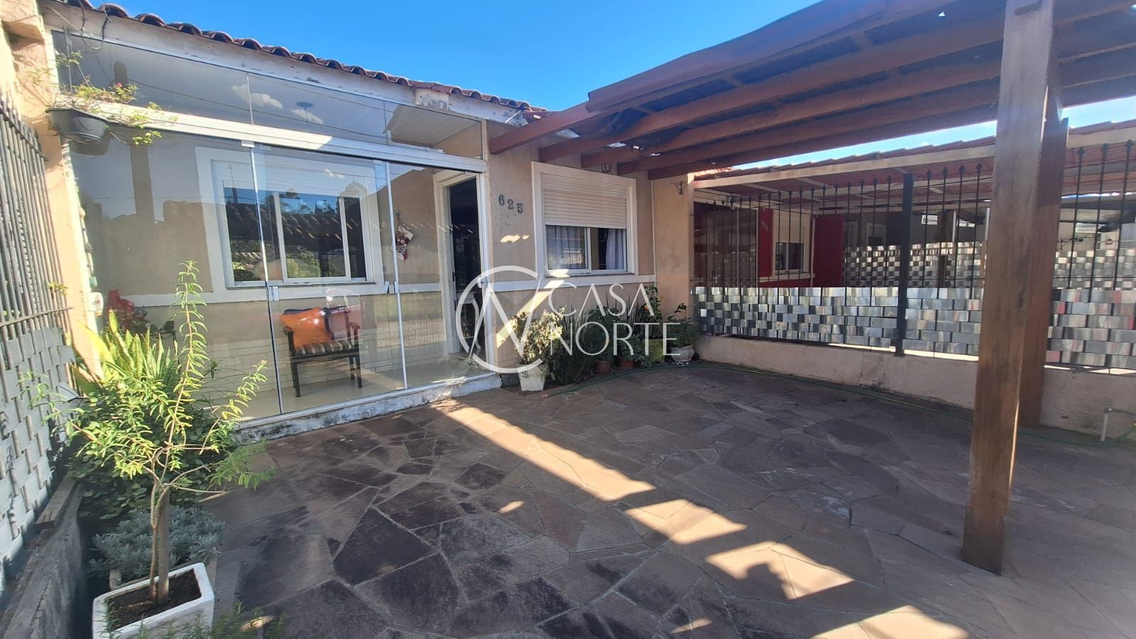 Casa à venda com 2 quartos, 65m², 1 vaga, Rua Carlos Maximiliano Fayet no bairro Hípica em Porto Alegre