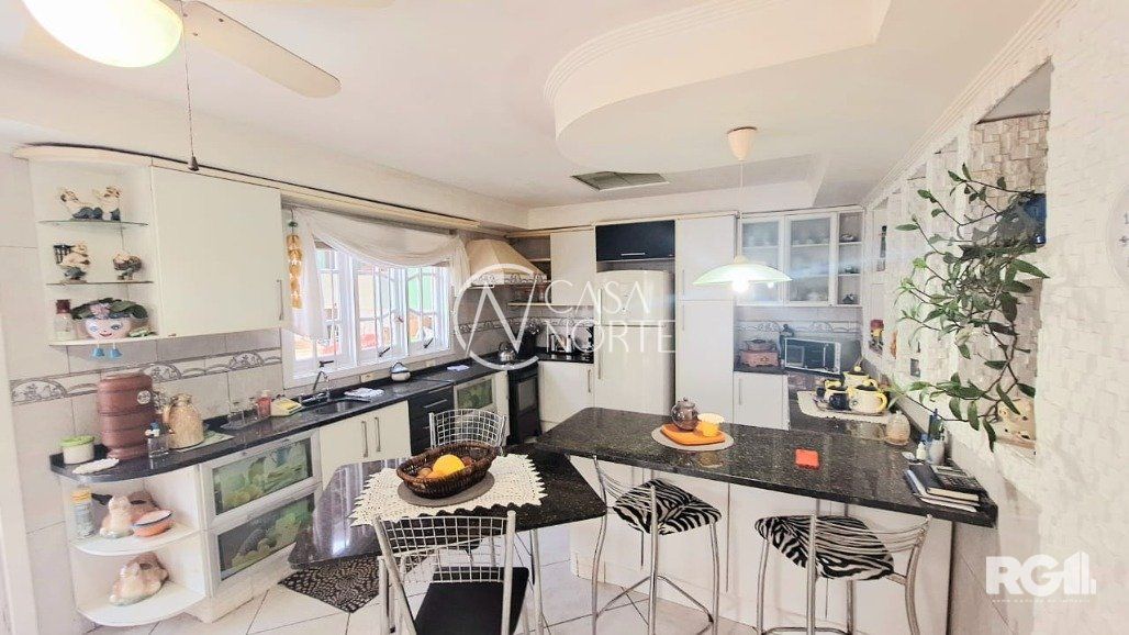 Casa à venda com 3 quartos, 250m², 2 suítes, 3 vagas, Rua Luiz João Pirotti no bairro Ipanema em Porto Alegre