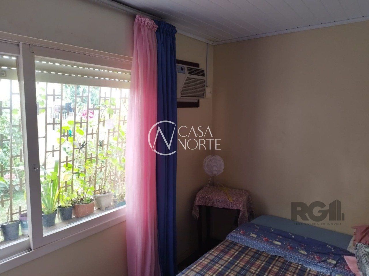 Casa à venda com 2 quartos, 53m², 2 vagas, Rua Master no bairro Rubem Berta em Porto Alegre