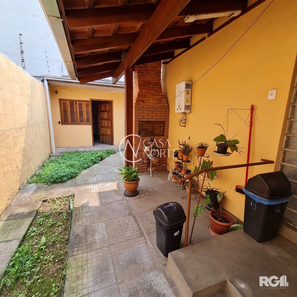 Casa à venda com 2 quartos, 200m², 2 vagas, Rua Barão do Amazonas no bairro Partenon em Porto Alegre