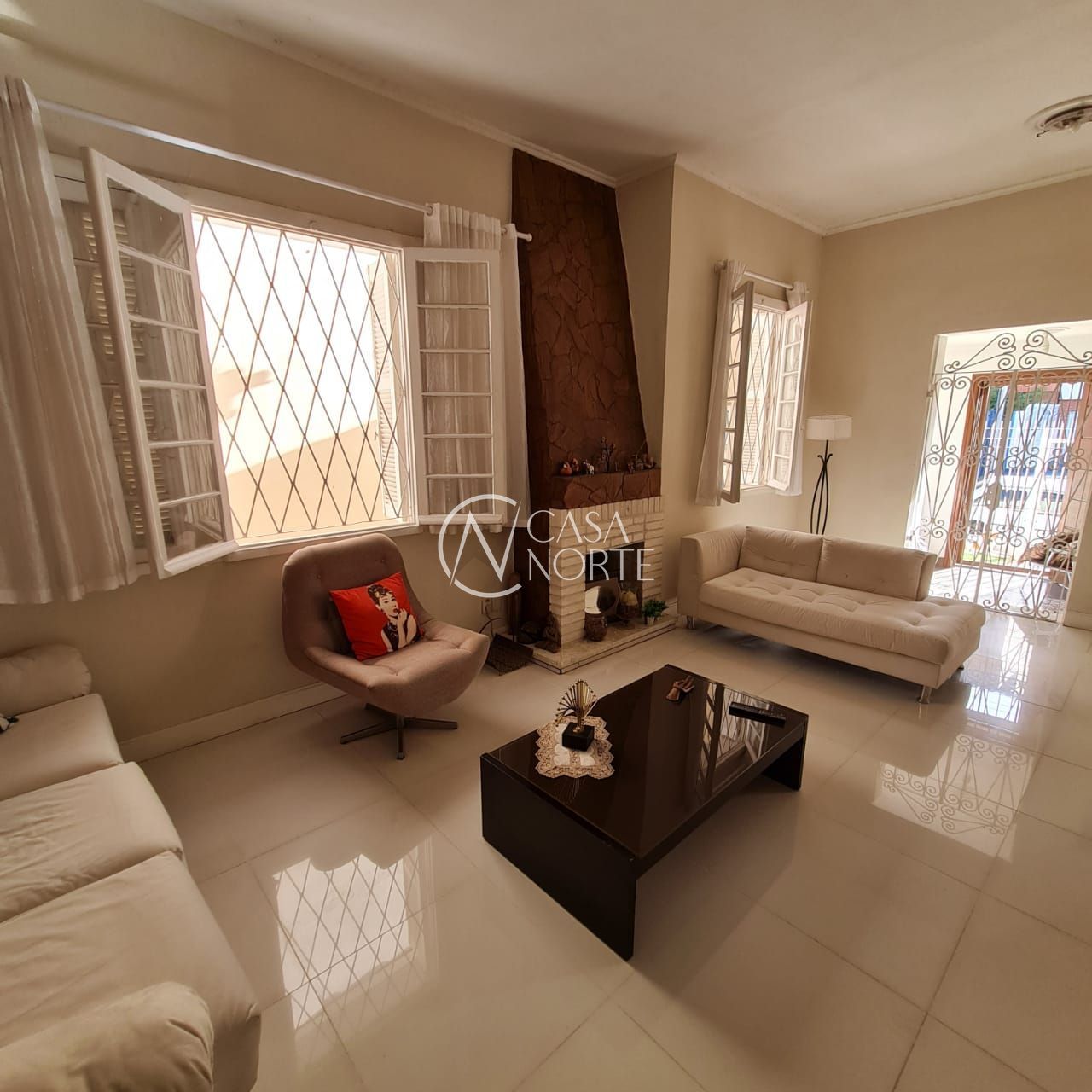 Casa à venda com 6 quartos, 291m², 1 suíte, 2 vagas, Rua Paissandu no bairro Partenon em Porto Alegre