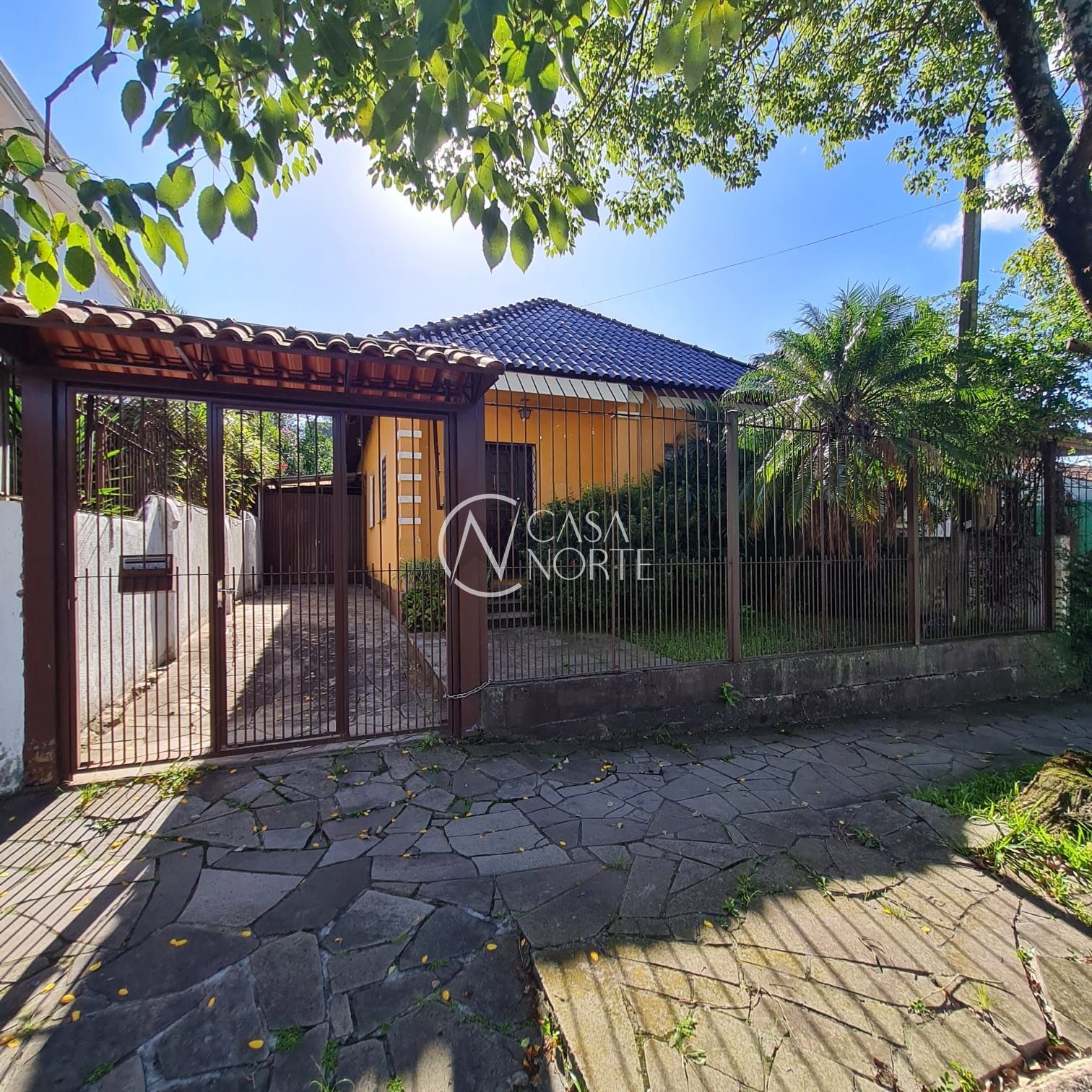Casa à venda com 3 quartos, 126m², 2 vagas, Rua Paissandu no bairro Partenon em Porto Alegre