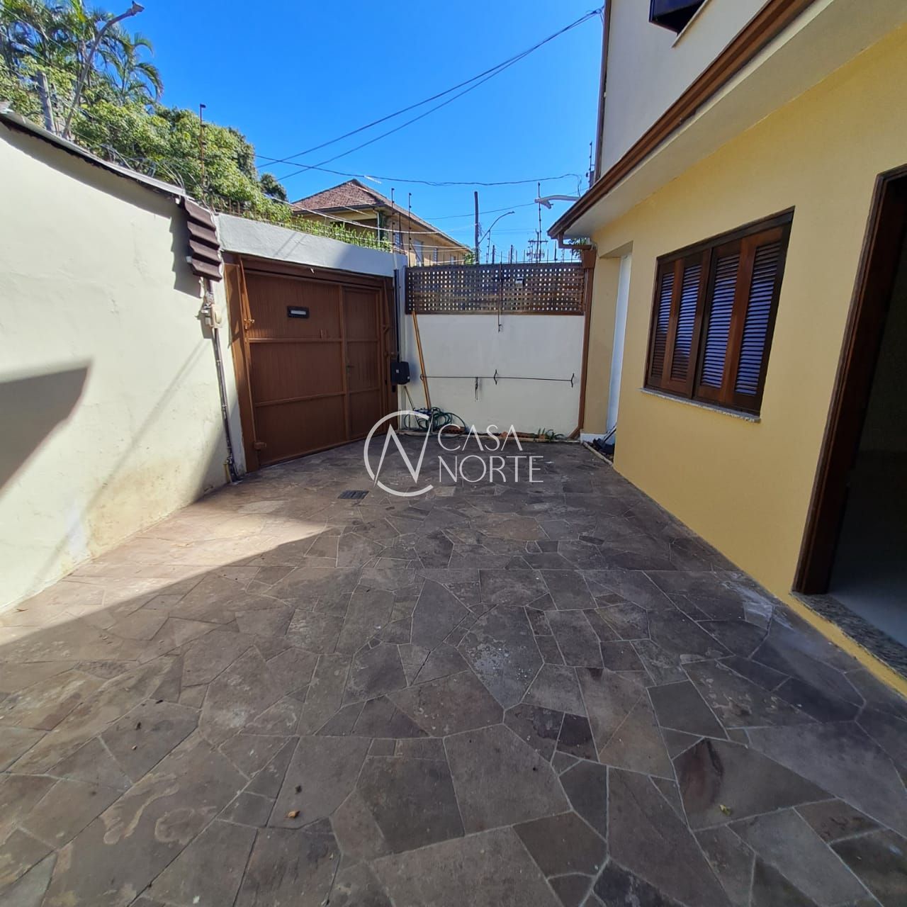 Sobrado à venda com 2 quartos, 173m², 1 suíte, 2 vagas, Rua Lindolfo Color no bairro Medianeira em Porto Alegre