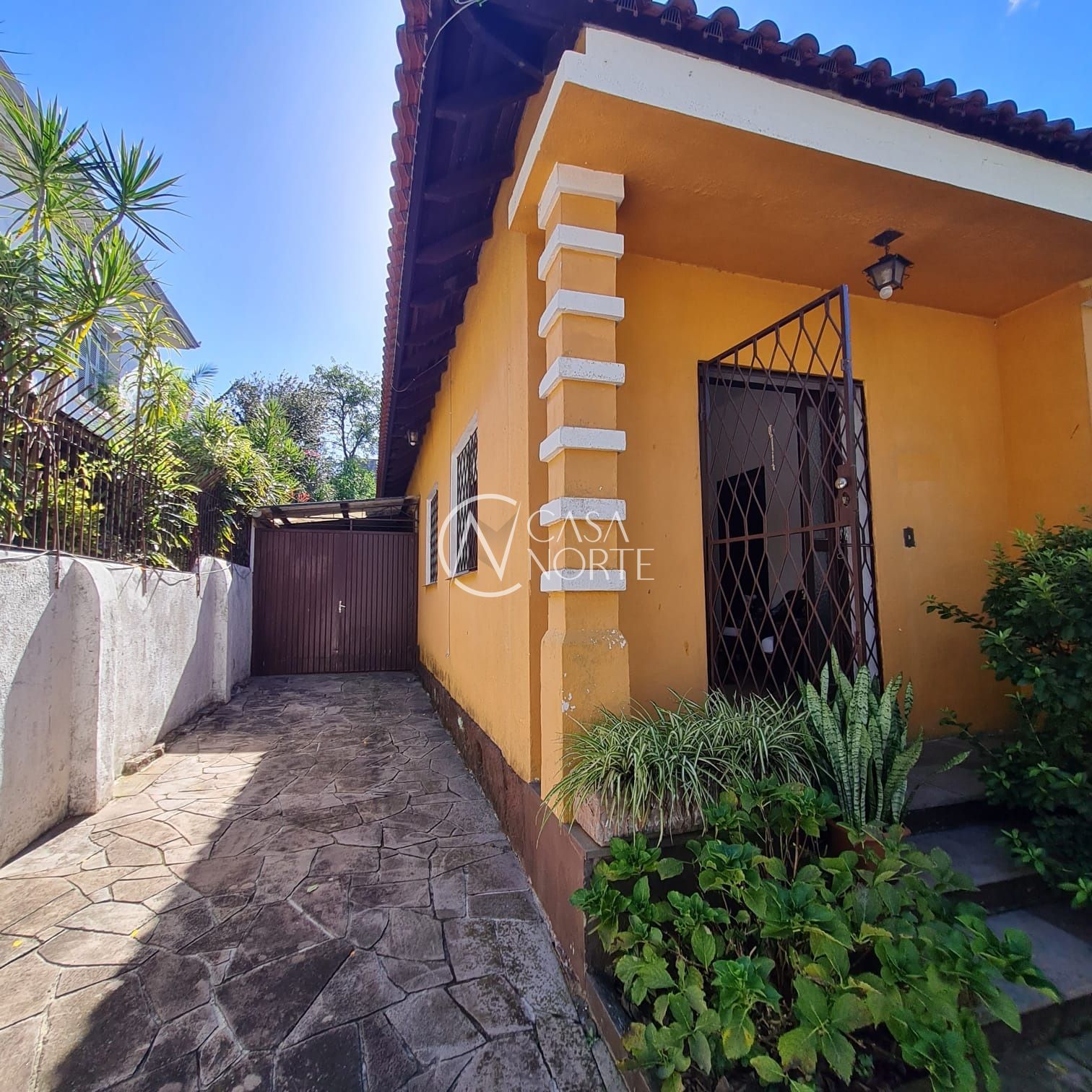 Casa à venda com 3 quartos, 126m², 2 vagas, Rua Paissandu no bairro Partenon em Porto Alegre