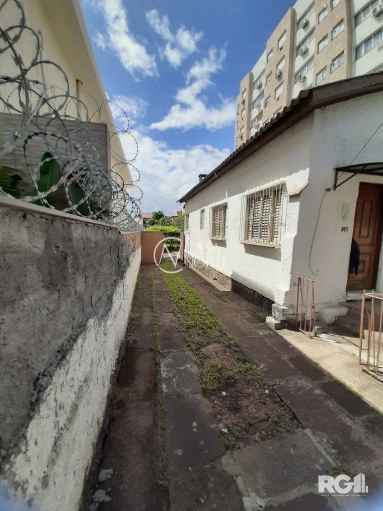 Terreno à venda  com 471m², Rua Veríssimo Rosa - Até 499/500 no bairro Partenon em Porto Alegre