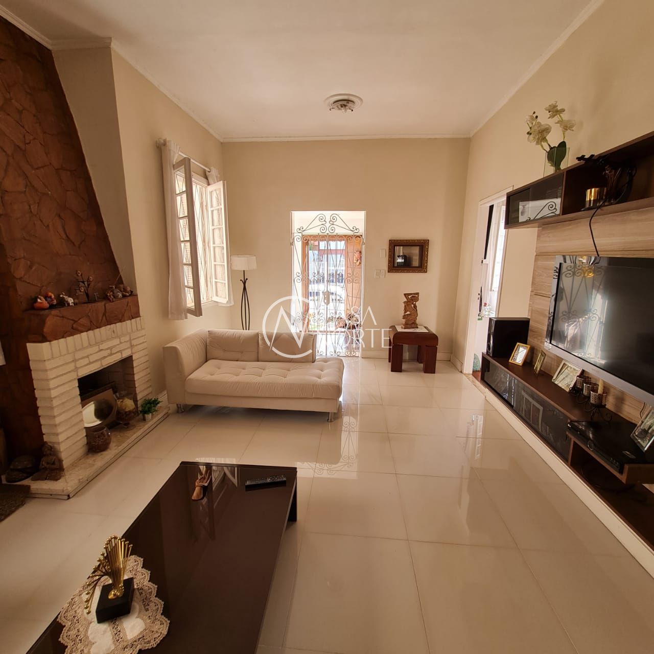 Casa à venda com 6 quartos, 291m², 1 suíte, 2 vagas, Rua Paissandu no bairro Partenon em Porto Alegre