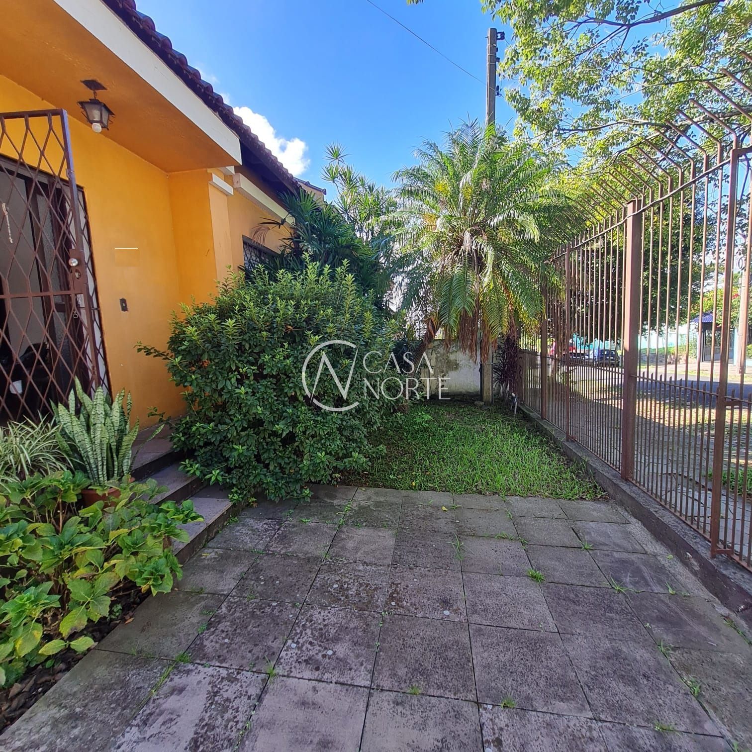 Casa à venda com 3 quartos, 126m², 2 vagas, Rua Paissandu no bairro Partenon em Porto Alegre
