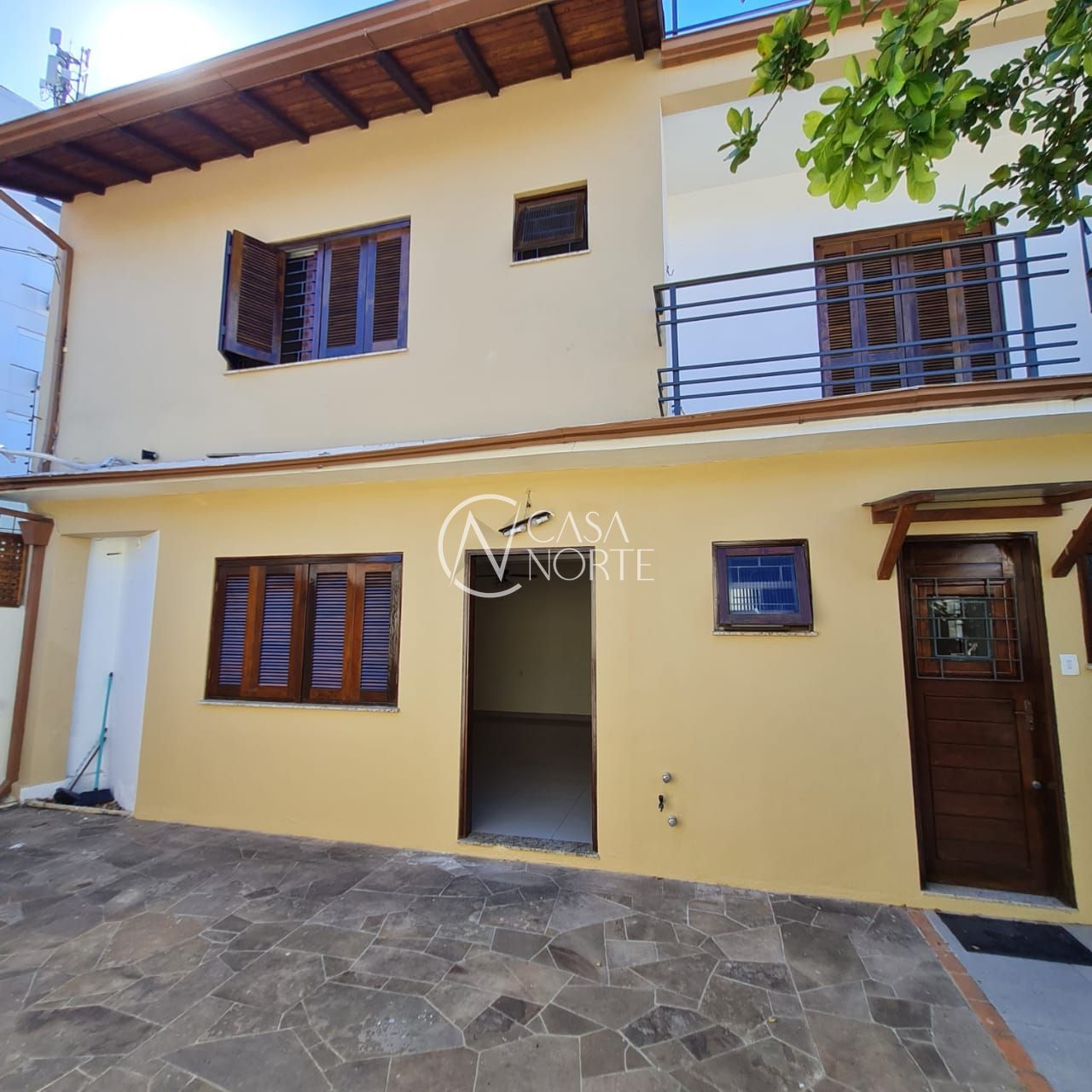 Sobrado à venda com 2 quartos, 173m², 1 suíte, 2 vagas, Rua Lindolfo Color no bairro Medianeira em Porto Alegre