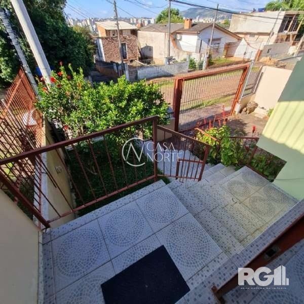 Casa à venda com 4 quartos, 197m², 1 suíte, 2 vagas, Rua Damasceno Vieira no bairro Partenon em Porto Alegre