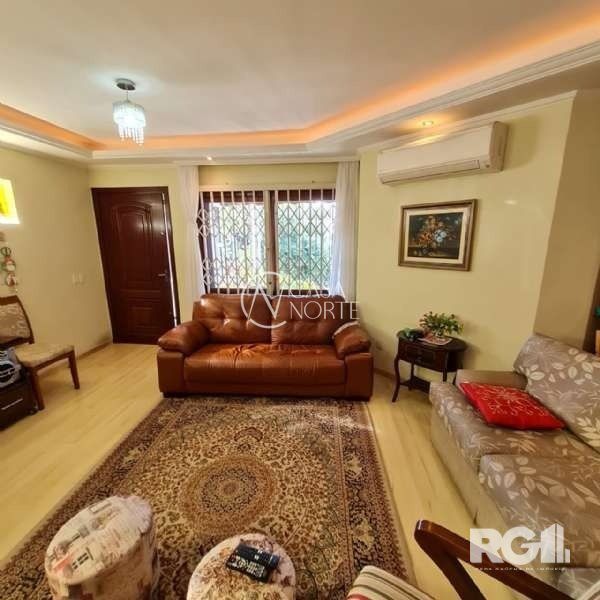 Casa à venda com 4 quartos, 197m², 1 suíte, 2 vagas, Rua Damasceno Vieira no bairro Partenon em Porto Alegre