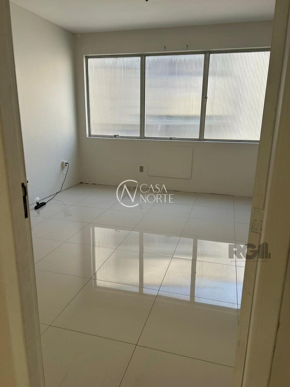 Sala Comercial à venda , 47m², Avenida Cristóvão Colombo no bairro Floresta em Porto Alegre